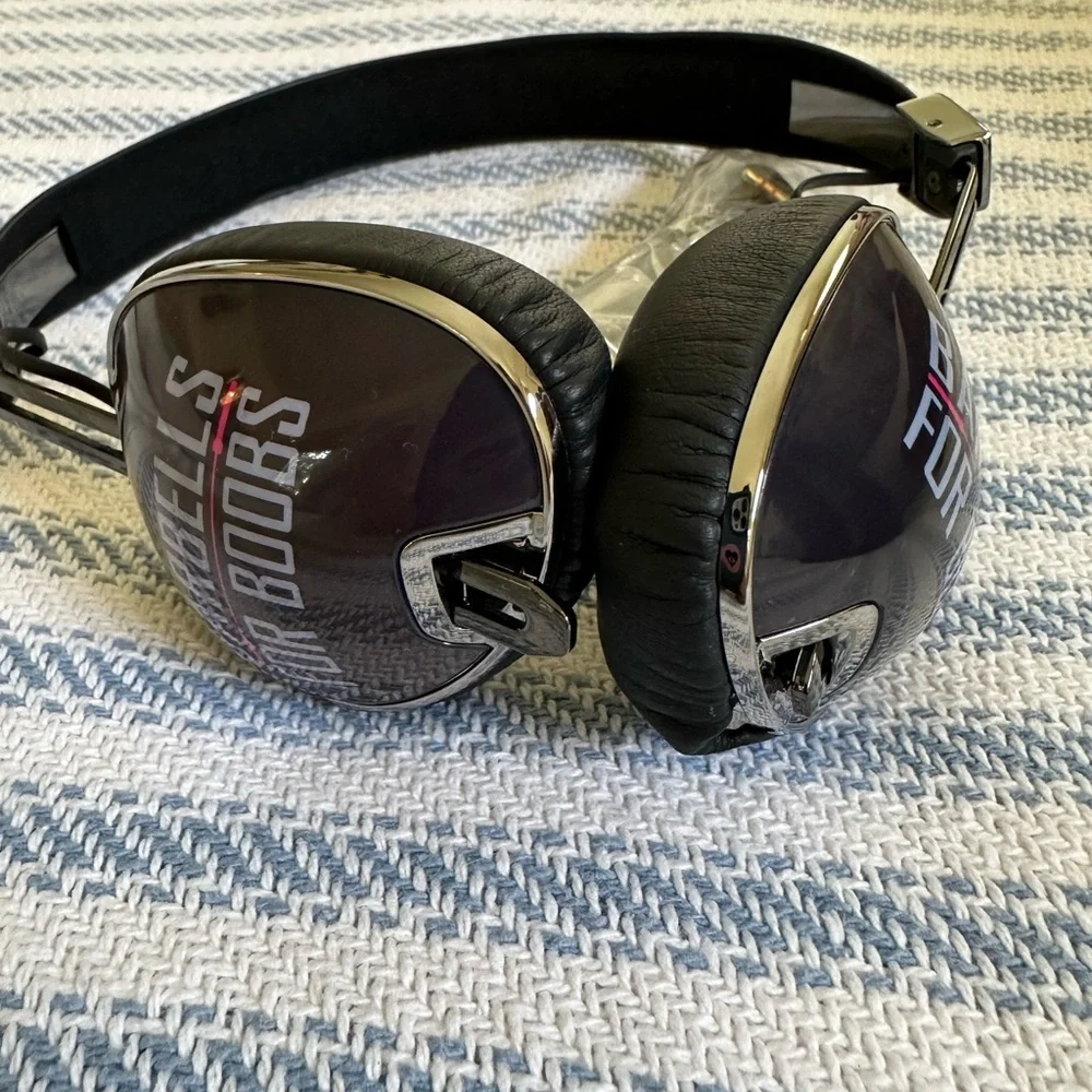 Skullcandy  special edition CrossFit Barbells for Boobs headphones over ear - Picture 4 of 6